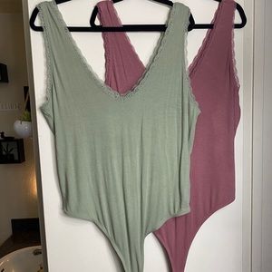 Set of 2 body suits!